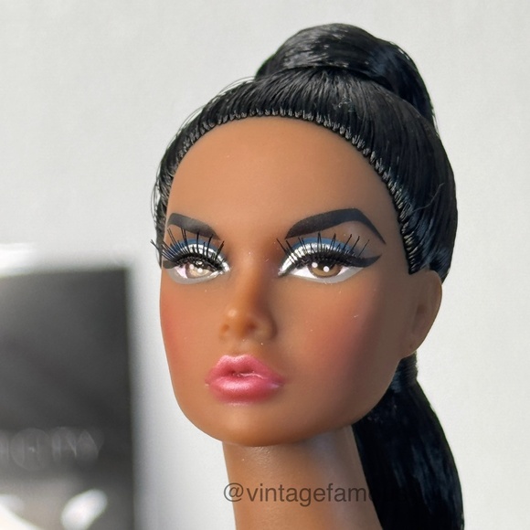 Integrity Toys Poppy Parker Bird of Prey 2024 Stilettos Out Convention Nude Doll - Picture 10 of 10